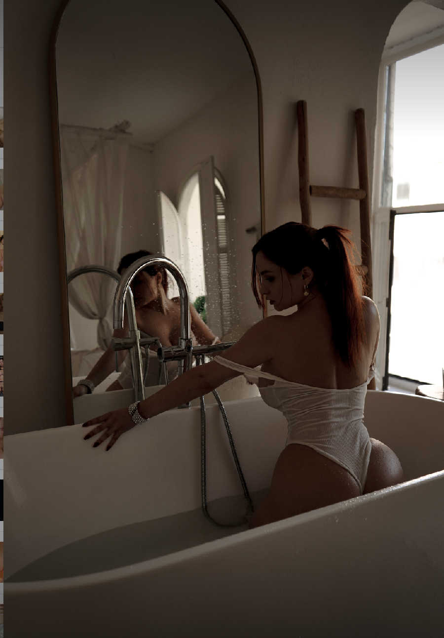 A playful frame from Miranda Faith nude — online in Nanded