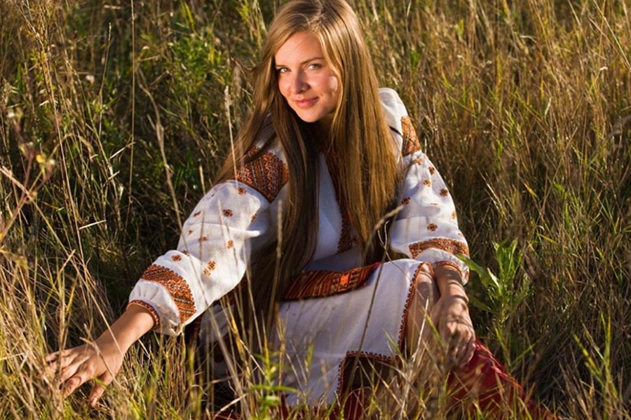 Women in Slavic costumes 