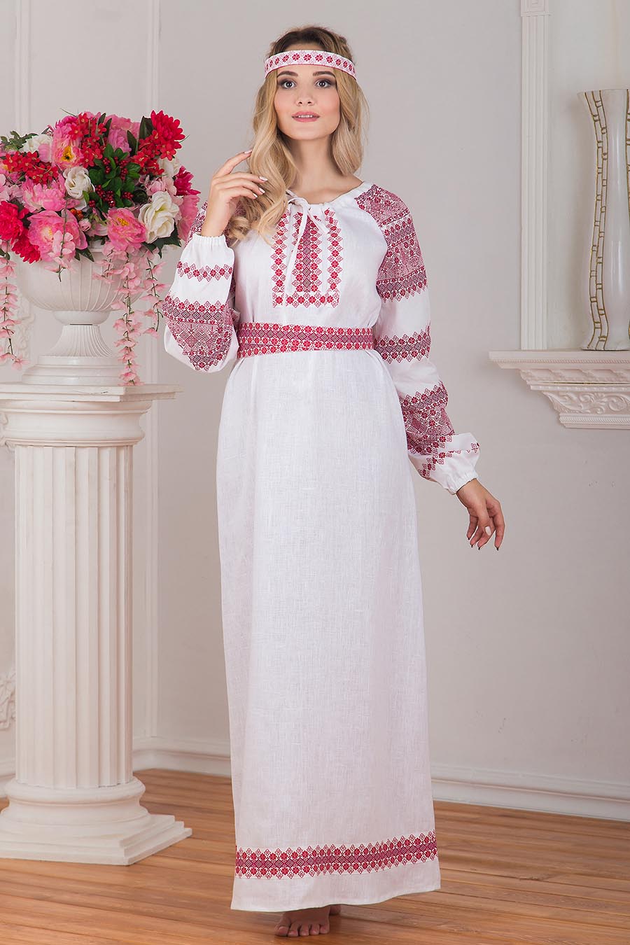 Women in Slavic costumes in Nanded