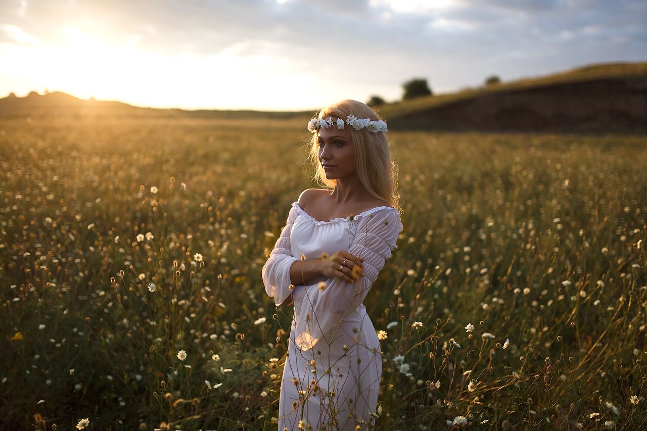 Girls in Slavic costumes in Nanded