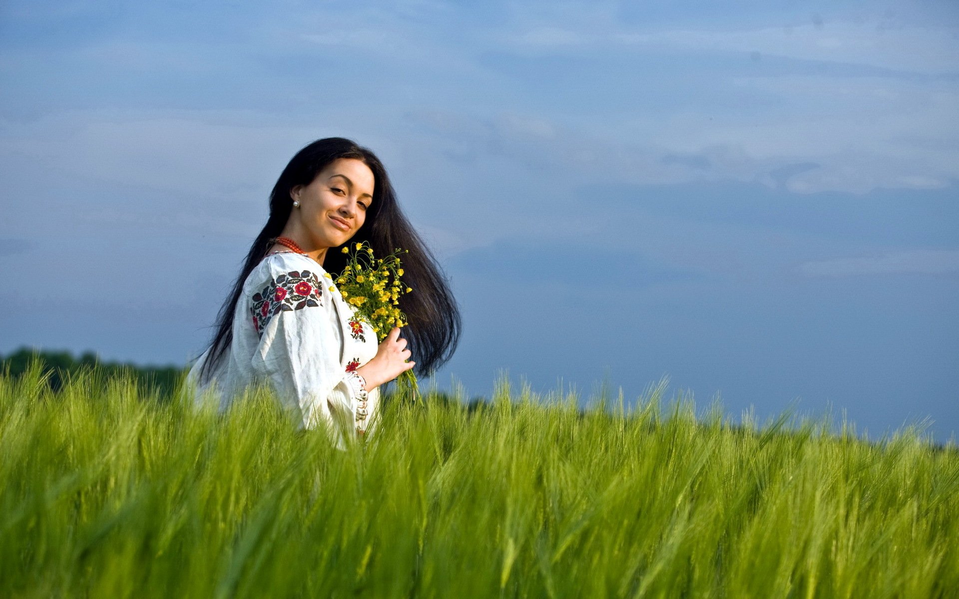 Girls in Slavic costumes in Nanded