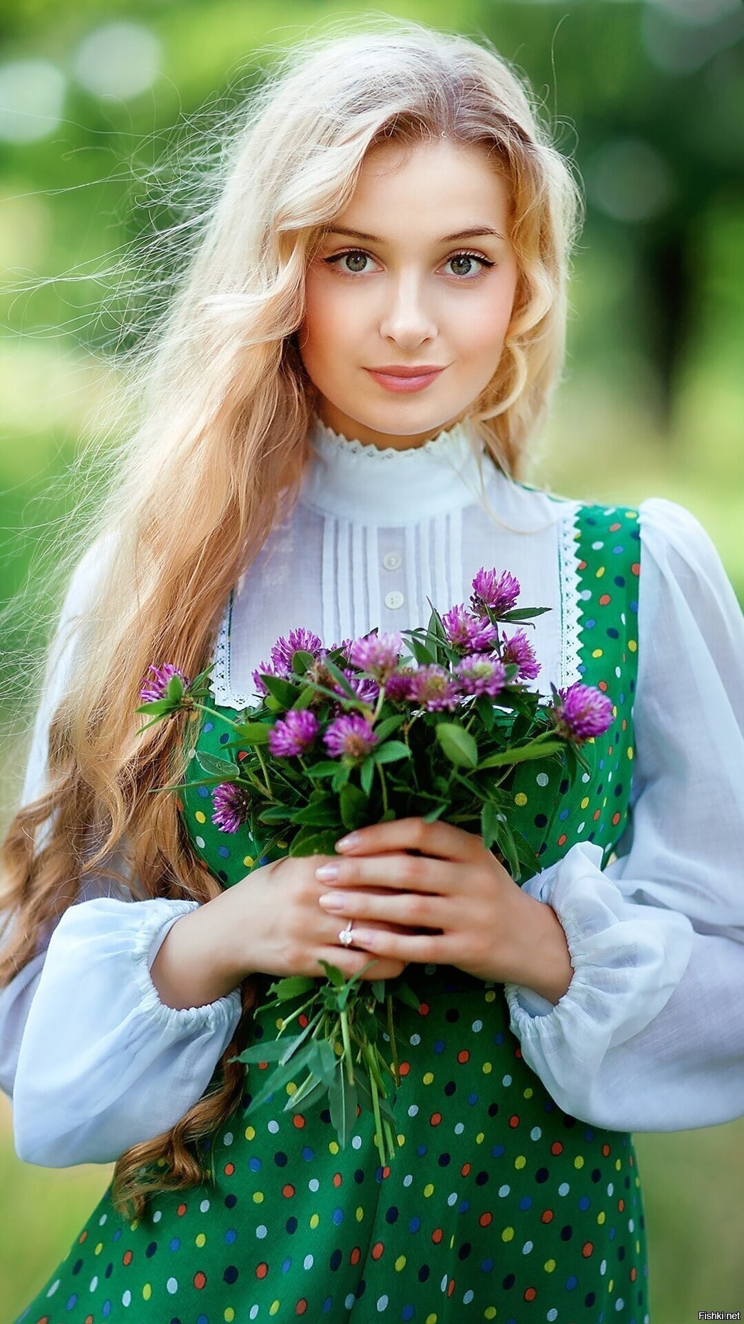 Girls in Slavic costumes in Nanded