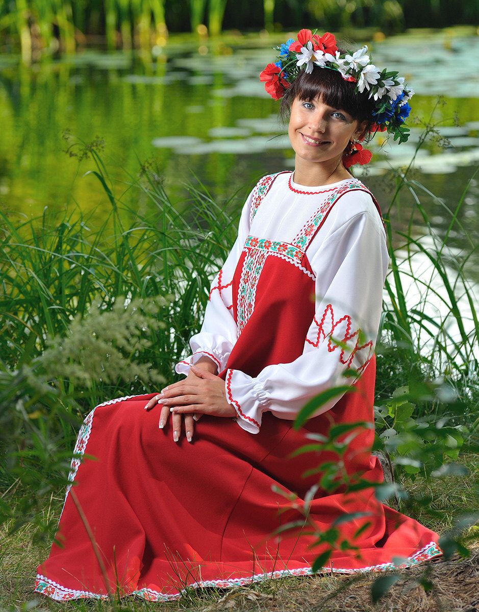 Beautiful girl Girls in Slavic costumes in Nanded